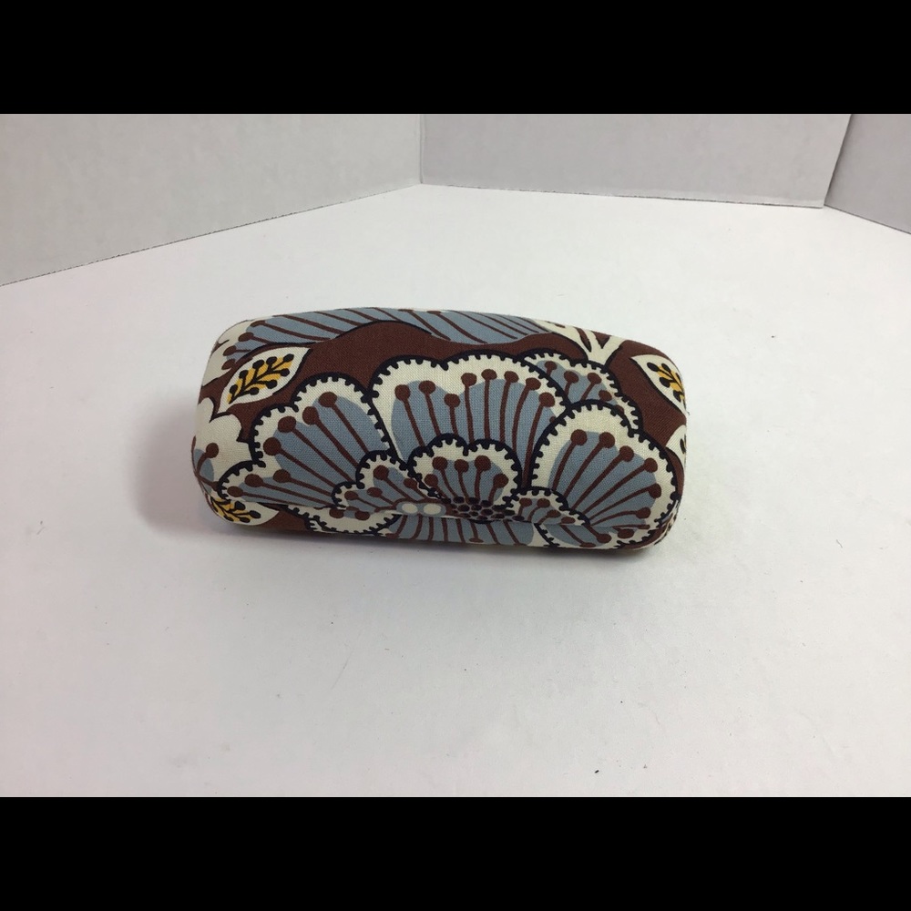 Great condition Vera Bradley glass case.